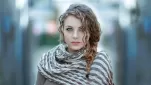 Curly-hair-fashion-girl-bokeh 1600x900